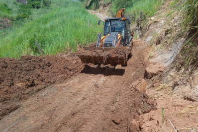 Estragos causados por fortes chuvas em estradas vicinais começam a ser reparados