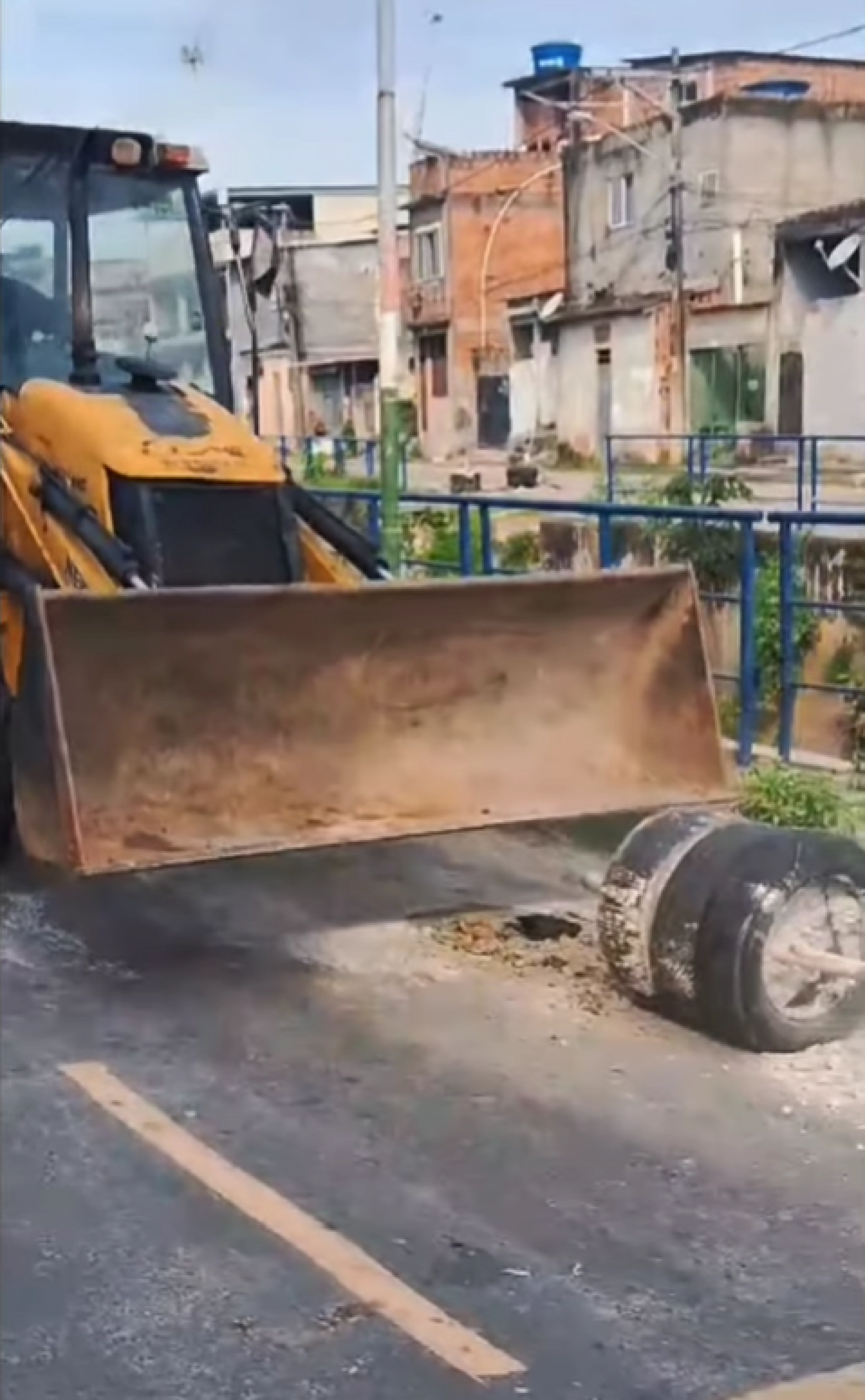 As barricadas atrapalhavam o deslocamento livre dos moradores e o acesso para as realiza&ccedil;&otilde;es de obras p&uacute;blicas - Divulga&ccedil;&atilde;o / 20&ordm; BPM