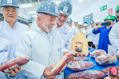 Lula cumprimenta irmãos Wesley e Joesley, da JBS, em evento no Mato Grosso do Sul