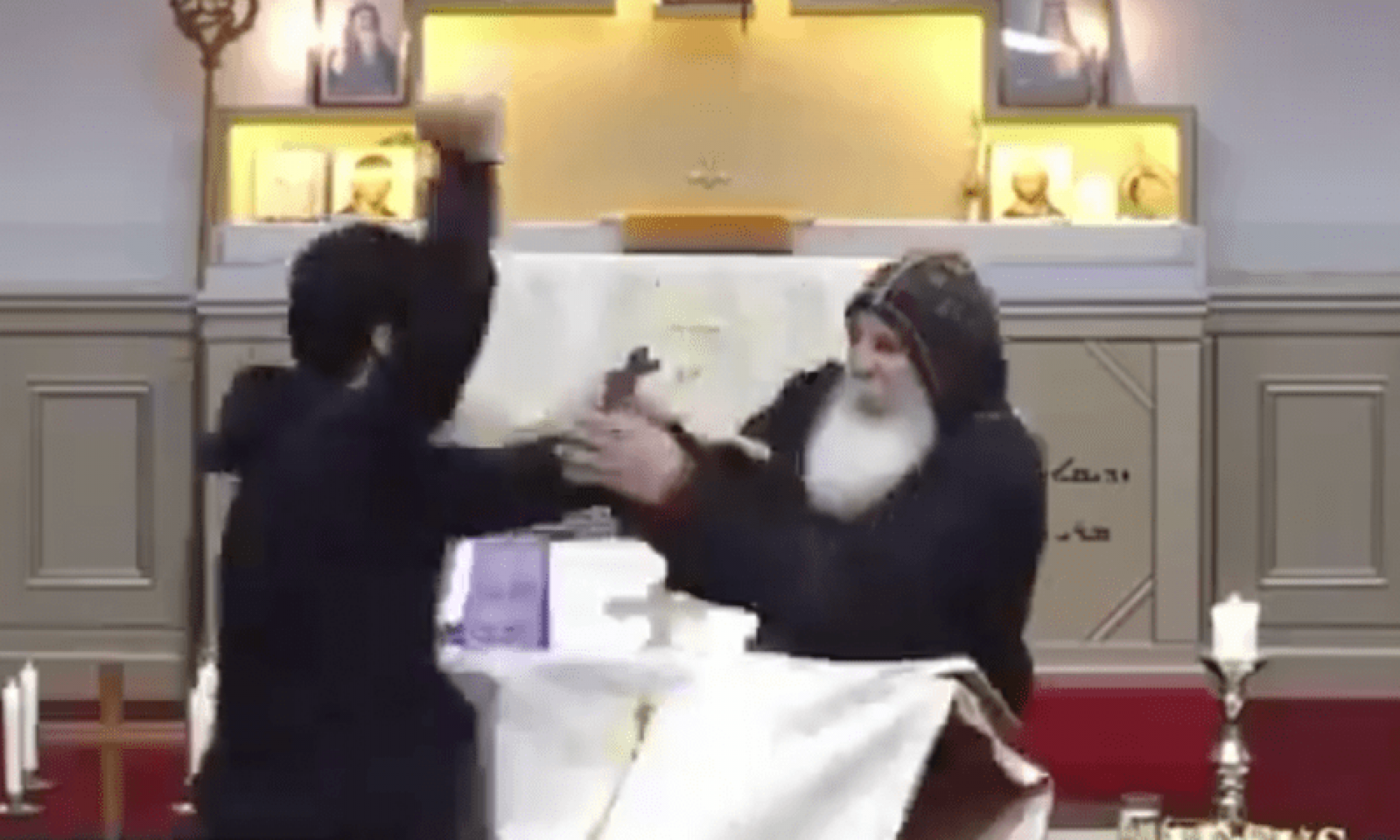 Momento em que adolescente se aproxima de bispo para atacar com uma faca durante transmissão ao vivo - Reprodução