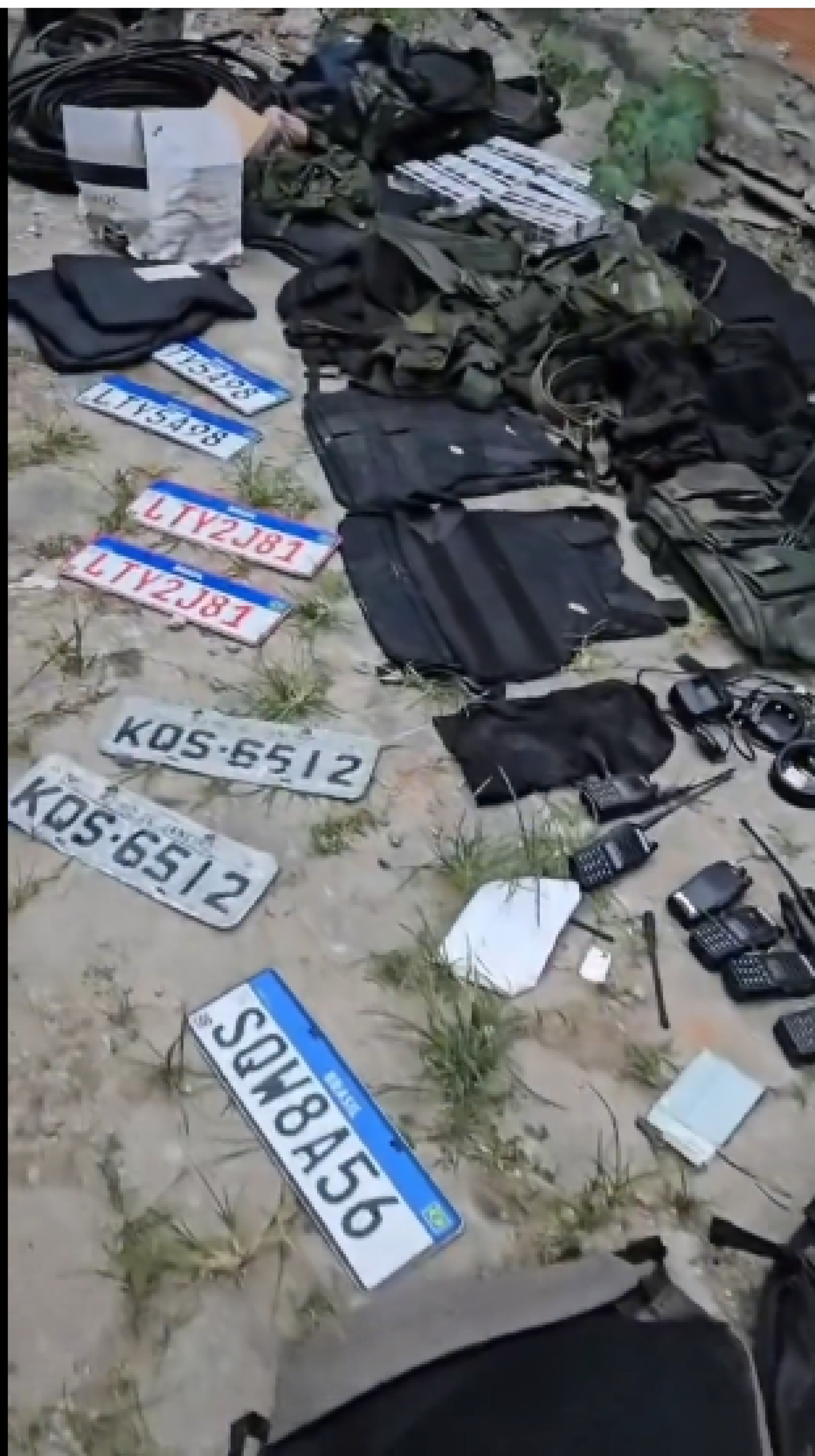 Diversos peças de carros e placas foram encontradas no local