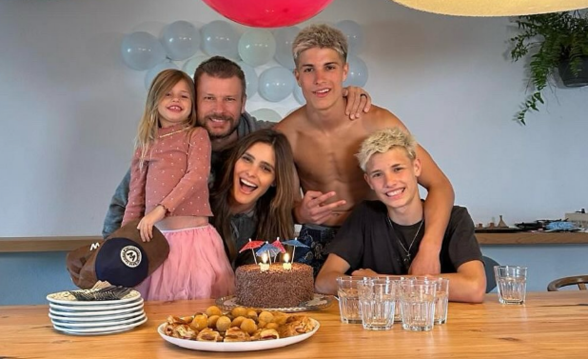 Fernanda Lima celebra aniversário dos filhos e do marido com foto rara - Foto: Reprodução