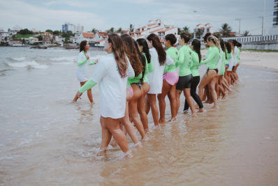 Projeto oferece vivências gratuitas de surf e SUP para mulheres da Região dos Lagos