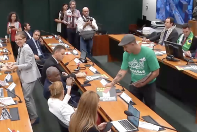 Homem com camisa do Hamas distribui panfletos em sessão da Câmara