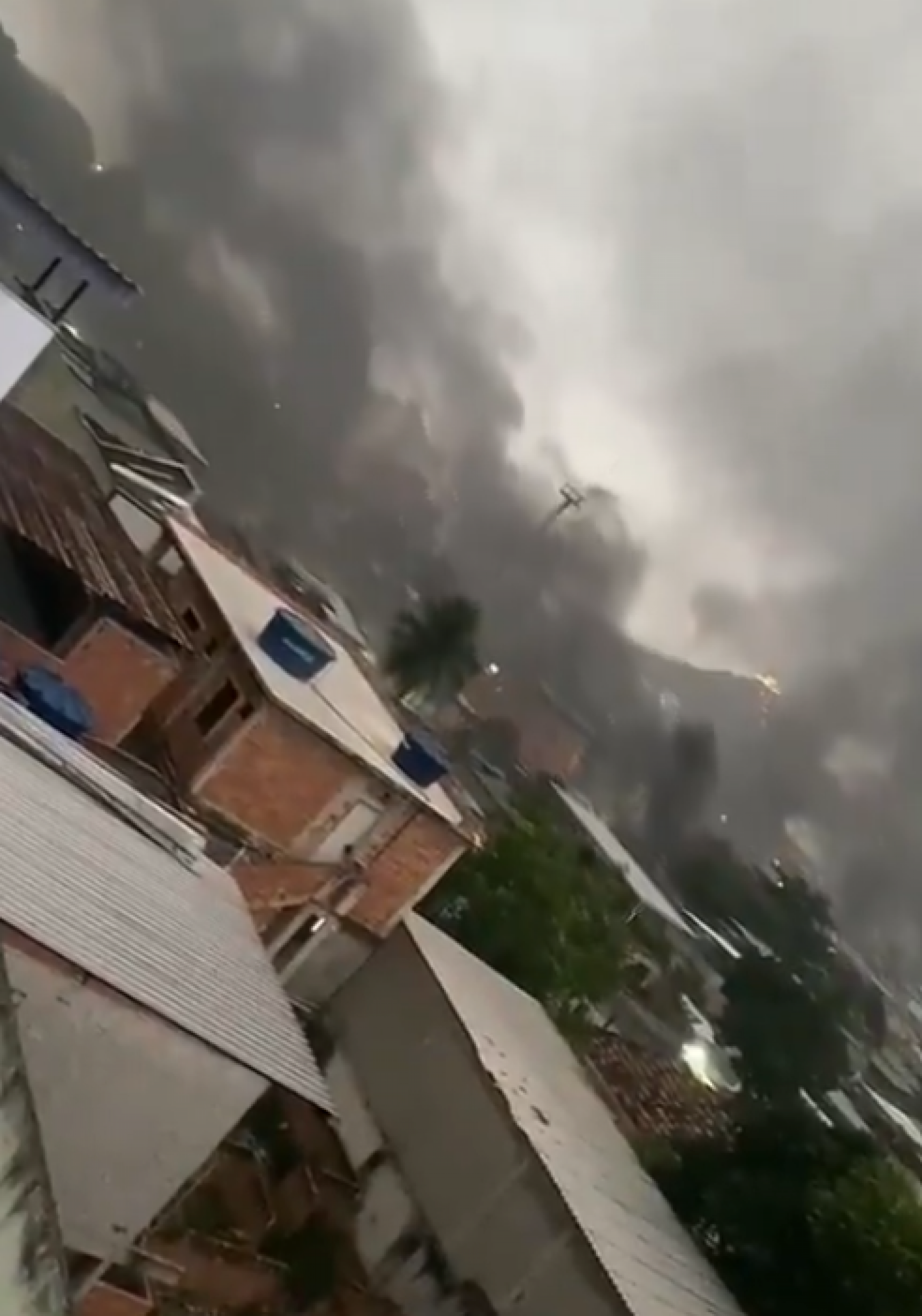 Criminosos colocaram fogo em barricadas nos acessos &agrave; comunidade  - Reprodu&ccedil;&atilde;o / Redes Sociais