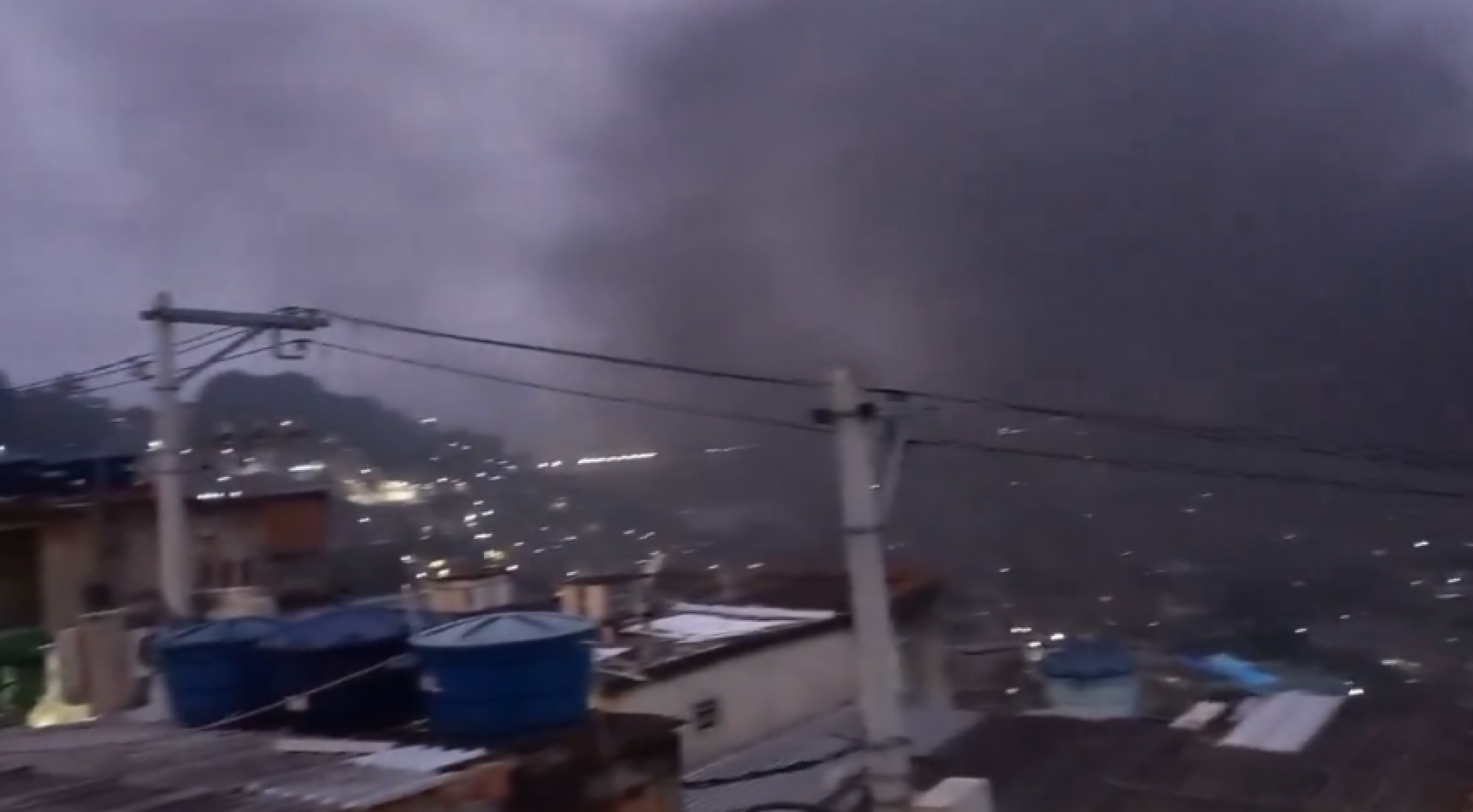 Disparos estão sendo ouvidos desde as primeiras horas da manhã - Reprodução / Redes Sociais