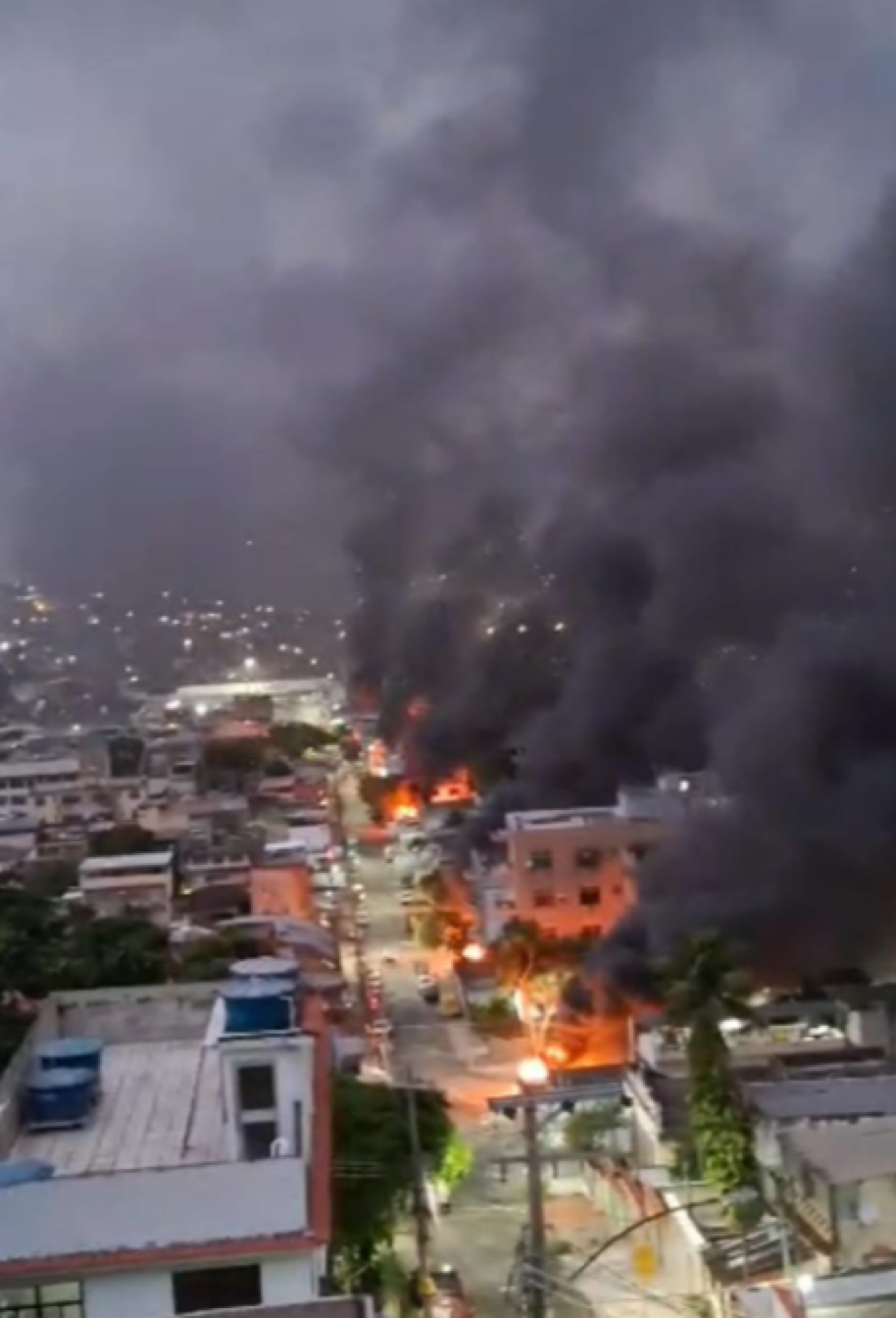 Nuvem de fumaça formada por conta das chamas em barricadas - Reprodução / Redes Sociais