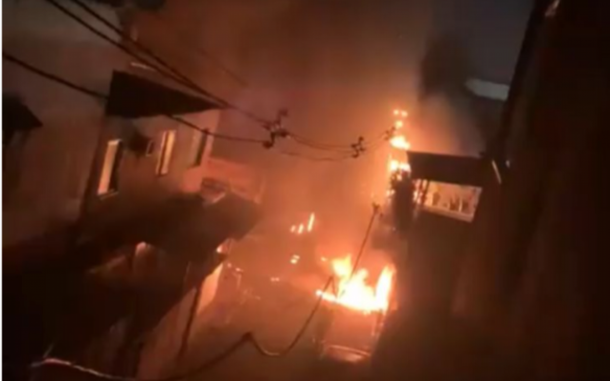 Criminosos atearam fogo em barricadas para dificultar a entrada da PM na comunidade