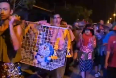 Moradores de cidade tailandesa invocam chuva com Doraemon de pelúcia