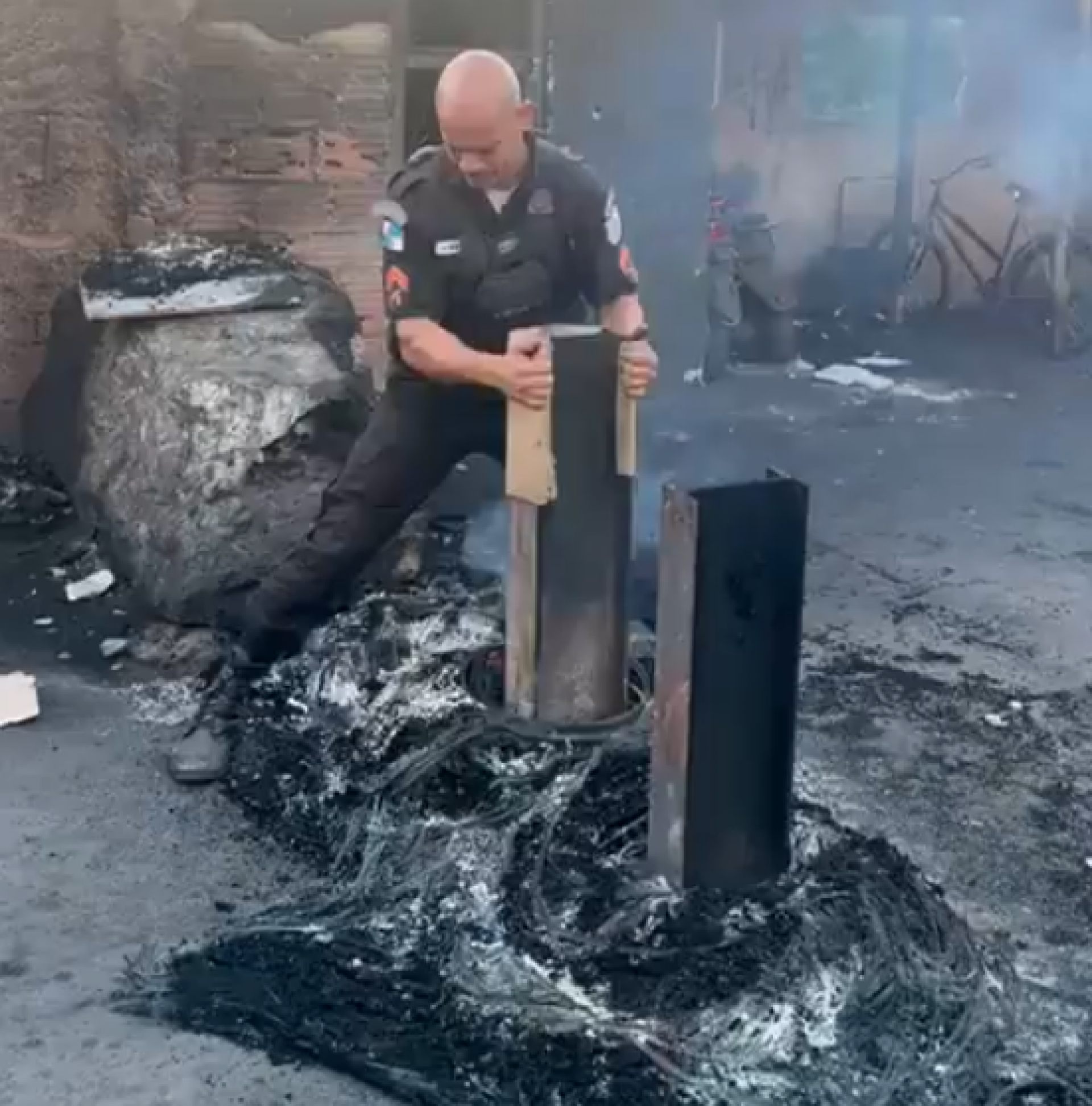 Agentes do 18° BPM (Jacarepaguá) retiram barricadas que foram incendiadas
