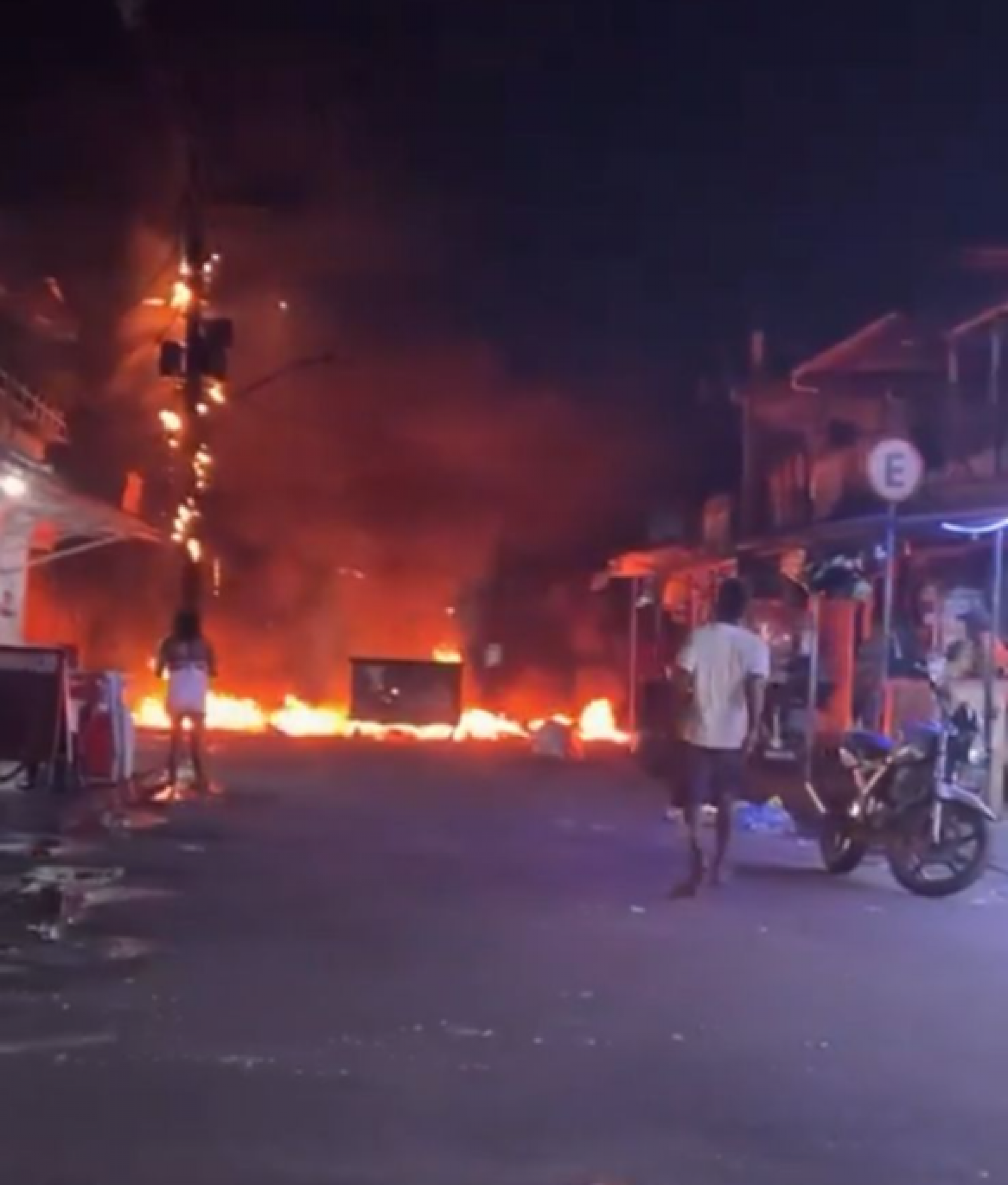 Criminosos atearam fogo em barricadas para dificultar a entrada da PM na comunidade