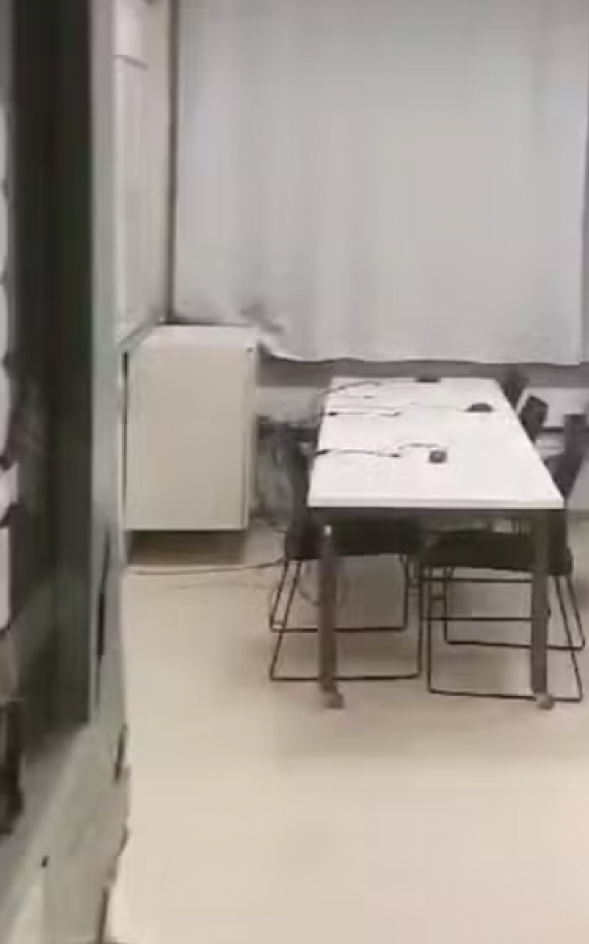 Mesas em que os computadores ficavam aparecem vazias - Reprodu&ccedil;&atilde;o