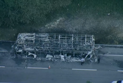 Ônibus de turismo pega fogo na descida da Serra de Petrópolis