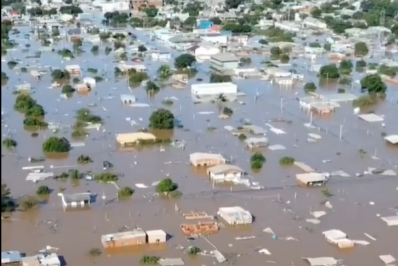 Na cidade de Canoas, moradores ilhados pedem comida e água a militares