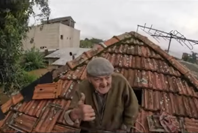 Idosos e crianças em cima de telhados; trabalhos de resgate não param no RS