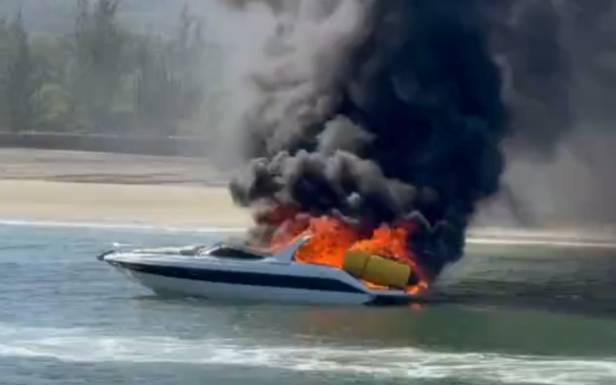 Embarcação foi tomada pelas chamas; acidente ocorreu próximo à Ilha do Japonês - Reprodução