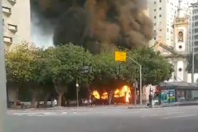 Ônibus pega fogo no Centro do Rio