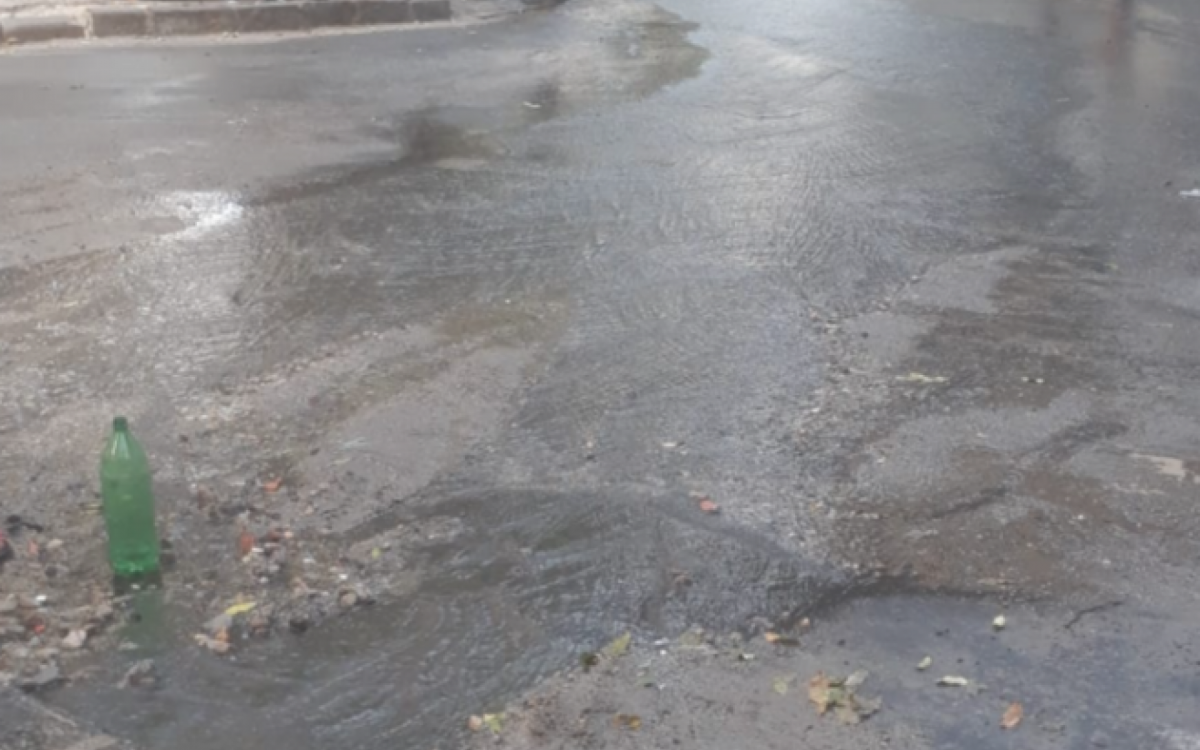 T&eacute;cnicos da &Aacute;guas do Rio atuam no reparo