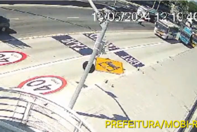 Ônibus da PM invade pista do BRT e bate em outro ônibus