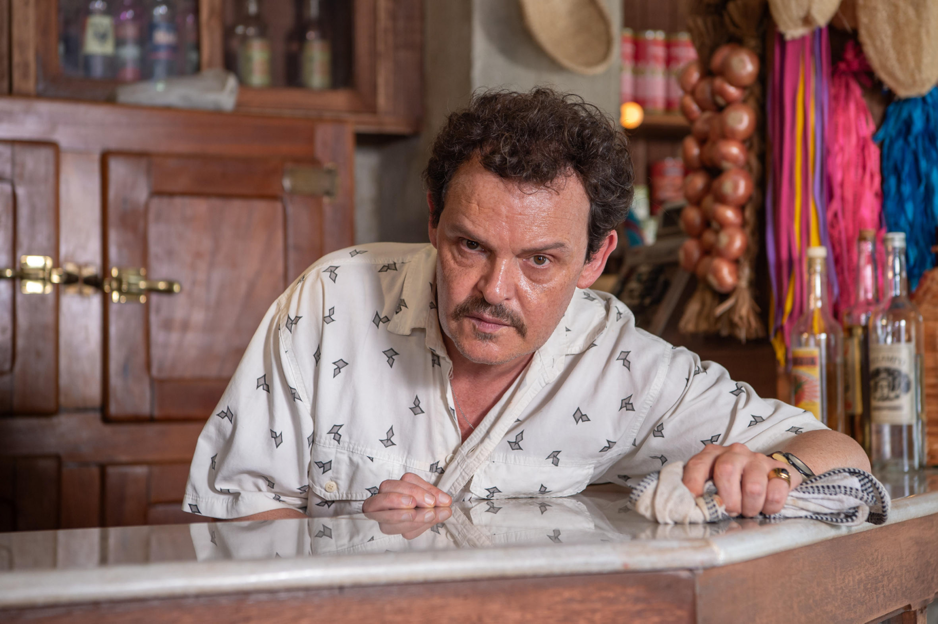 Norberto (Matheus Nachtergaele) no balcão de sua venda na primeira fase de 'Renascer' - Divulgação / Estevam Avellar