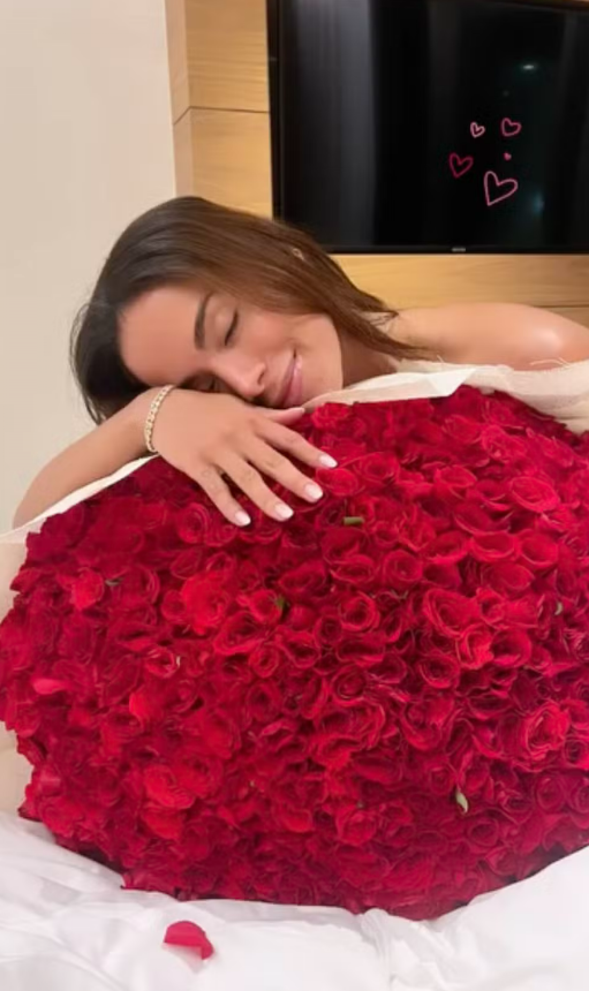 Anitta surge com um lindo buquê e intriga fãs: 'Quem será que enviou?' - Foto: Reprodução