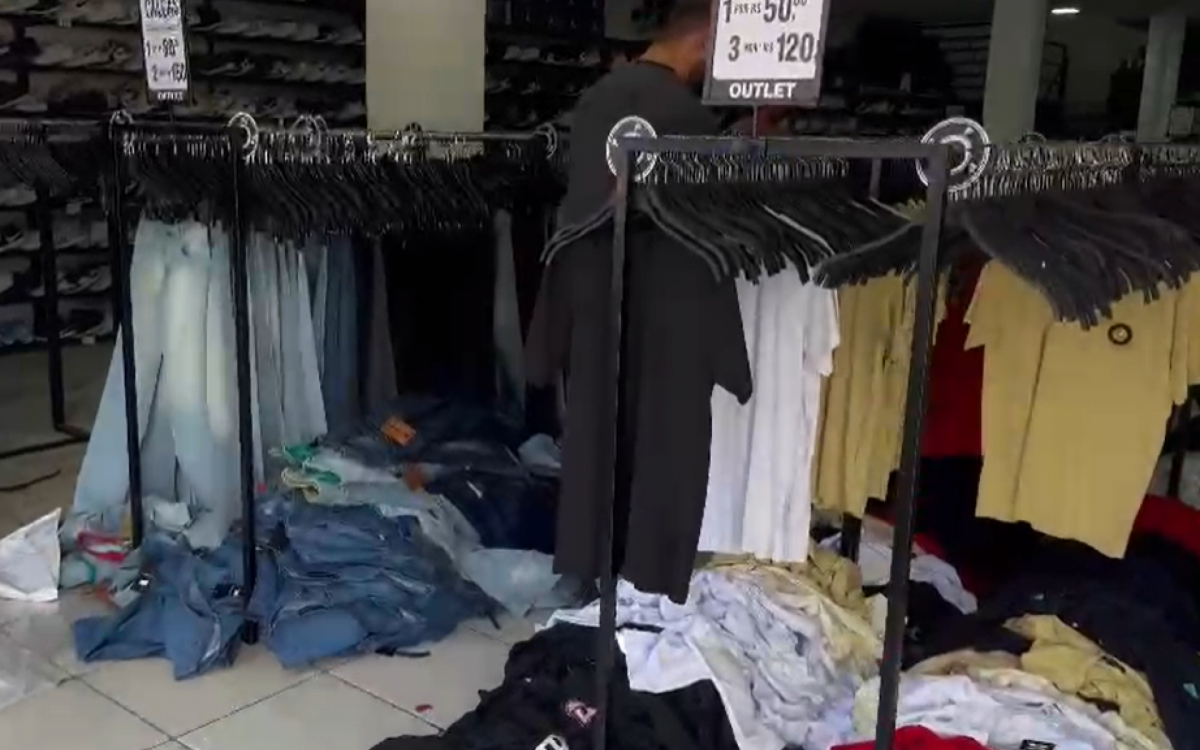 Calças falsificadas encontradas no depósito 