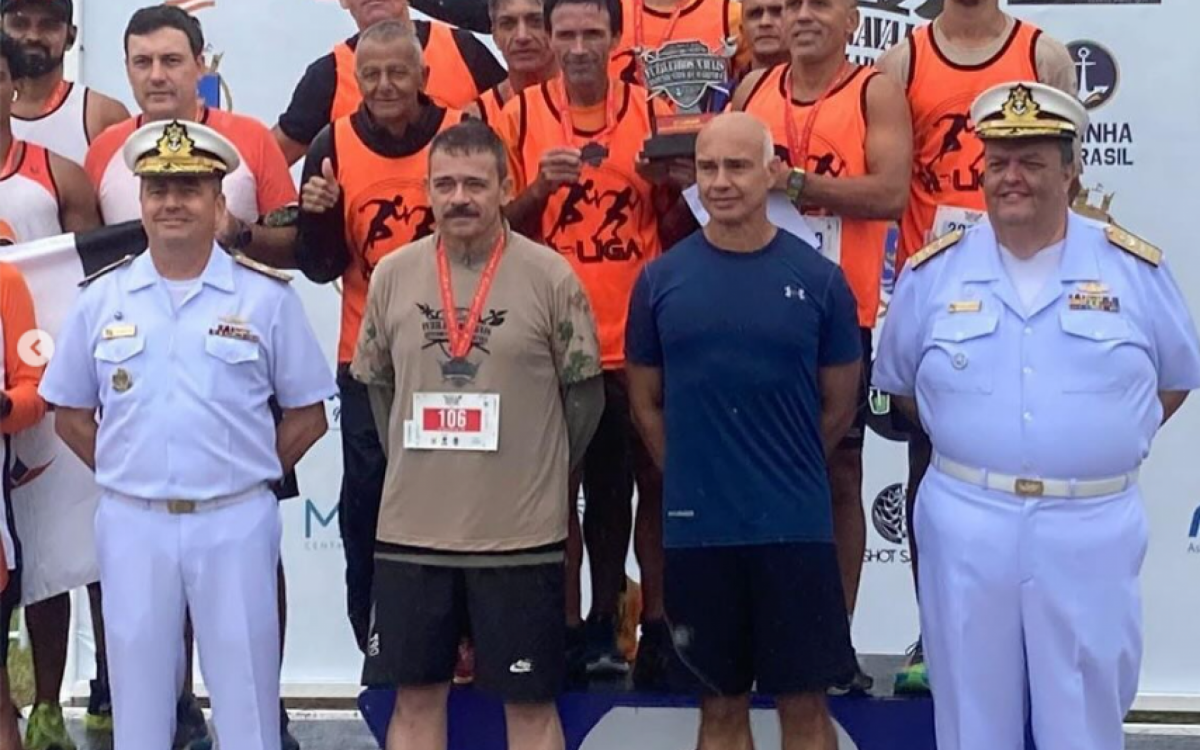 Equipe liderada pelo sargento PM Moisés no alto do pódio da Corrida dos Fuzileiros Navais no Aterro do Flamengo