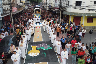 Corpus Christi reúne centenas de fiéis em procissão e missa campal