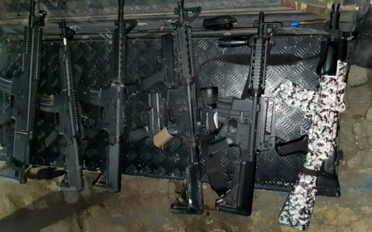 Réplicas de fuzis apreendidos na comunidade de Parada de Lucas