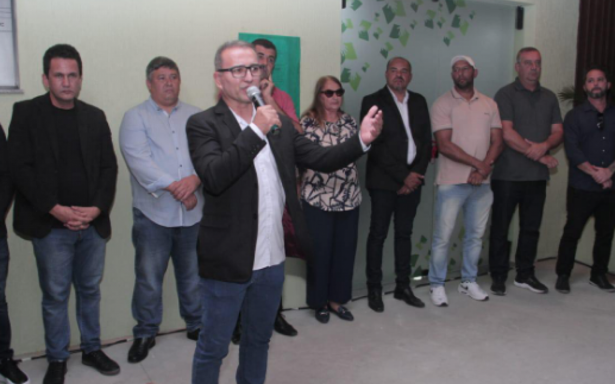 Prefeito Vantoil Martins discursa durante inauguração da secretaria de Educação 