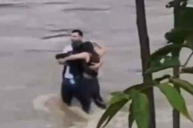 Vídeo: Amigos se abraçam em enchente antes de serem levados por correnteza na Itália
