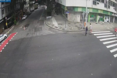 Bueiro solta fumaça e assusta pedestres e motoristas em Copacabana