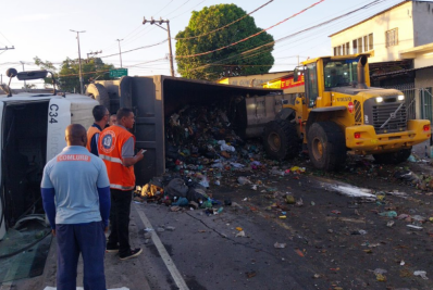 Caminhão tomba em Santa Cruz e afeta circulação do BRT na Zona Oeste