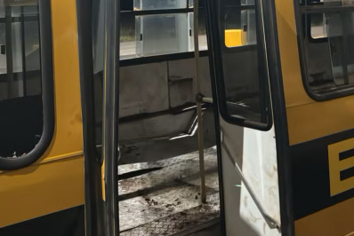 PRF desconfia de letreiro em espanhol em ônibus escolar e encontra maconha no assoalho em MS