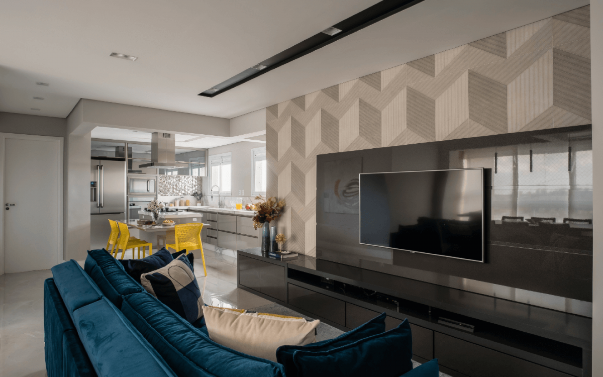 Alguns cuidados com a decoração podem deixar a sala de TV mais aconchegante (Imagem: Henrique Ribeiro | Projeto: escritório PB Arquitetura)
