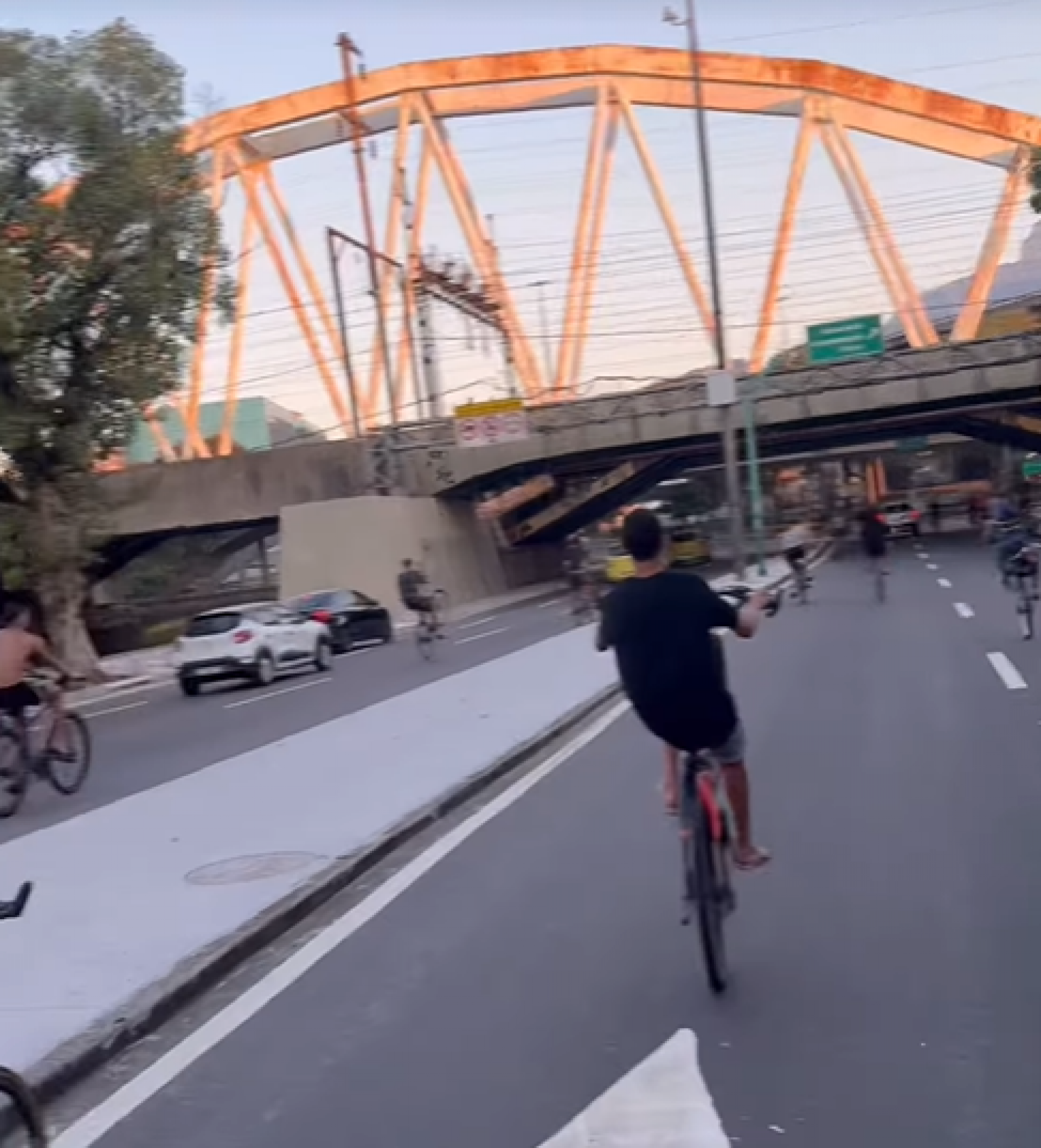 Ciclistas realizaram manobras perigosas em vias movimentadas do Rio - Reprodução / Redes Sociais