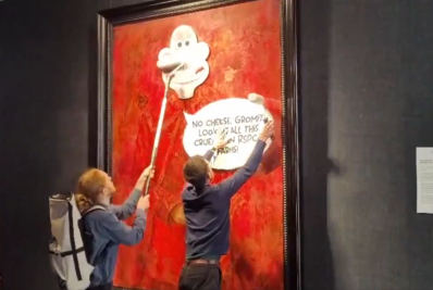 Vídeo: Ativistas dos direitos dos animais atacam retrato de rei Charles III em Londres