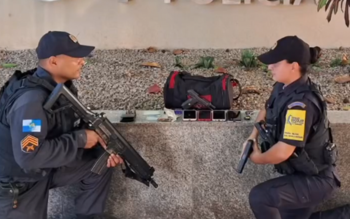 Os policiais militares do 39º BPM com todo o material apreendido dentro do veículo