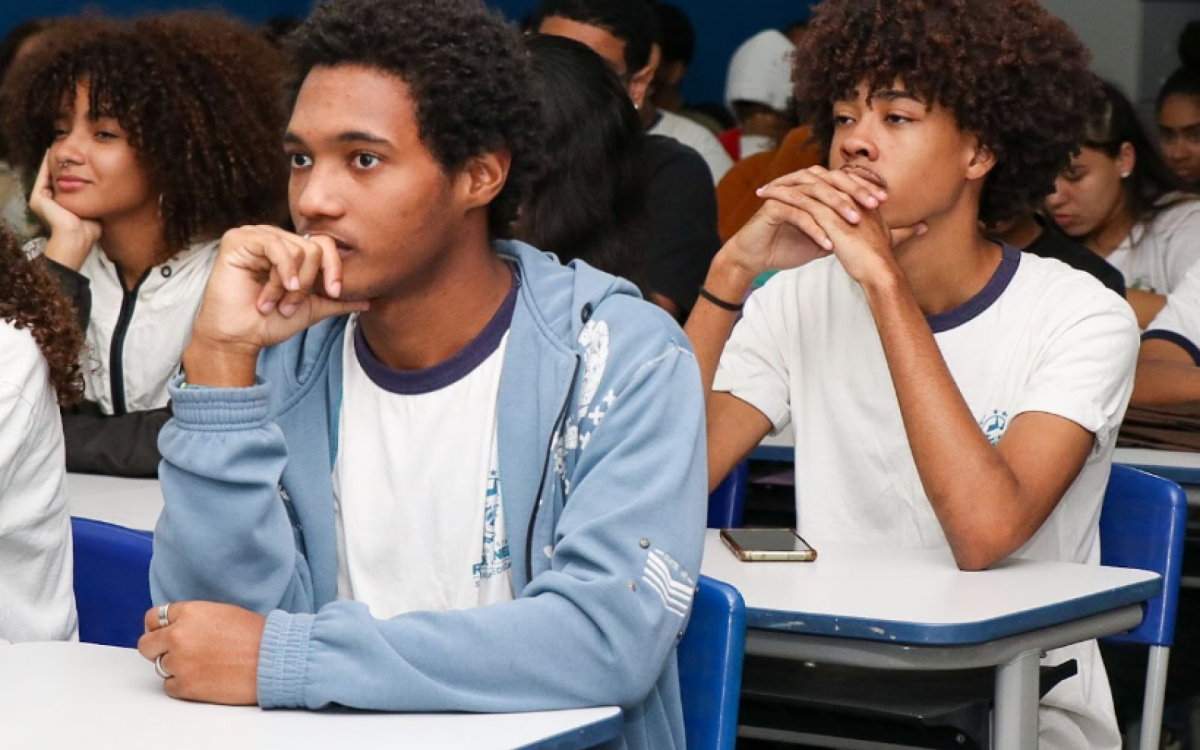 De acordo com a professora Aline Teodoro, que desenvolveu o projeto, no início, os alunos estavam tímidos, mas agora já fazem lista com os nomes das profissões que desejam se aprofundar