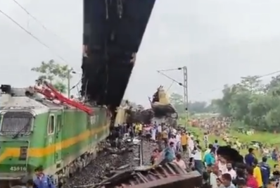 Vídeo: colisão entre trens na Índia deixa 15 mortos