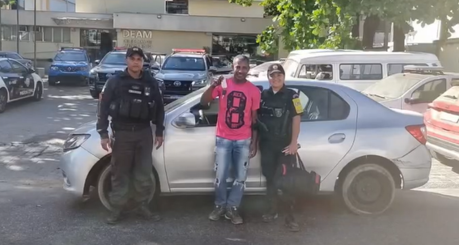 O dono do ve&iacute;culo com os policiais militares do 39&ordm; BPM com o carro recuperado no registro da ocorr&ecirc;ncia policial na 54&ordf; DP - Divulga&ccedil;&atilde;o / 39&ordm; BPM