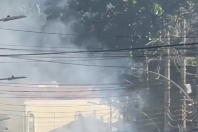 Após operação, bandidos sequestram ônibus, incendeiam barricadas e fecham via no Rio Comprido