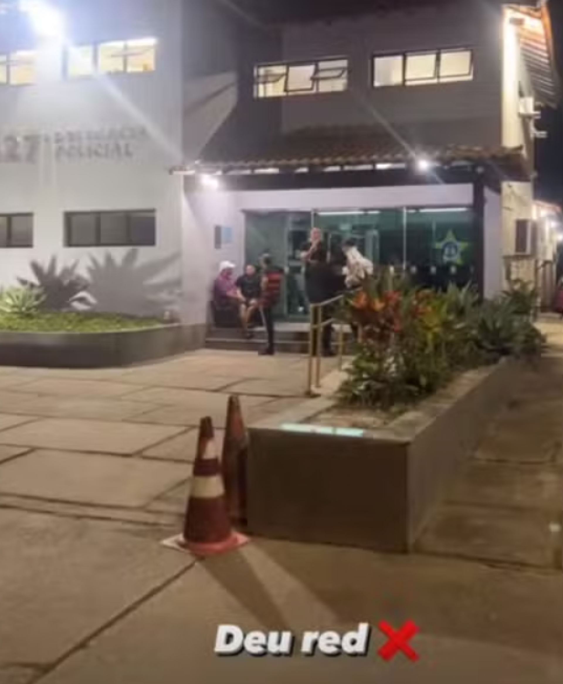 Integrantes do grupo publicaram fotos na porta da delegacia 