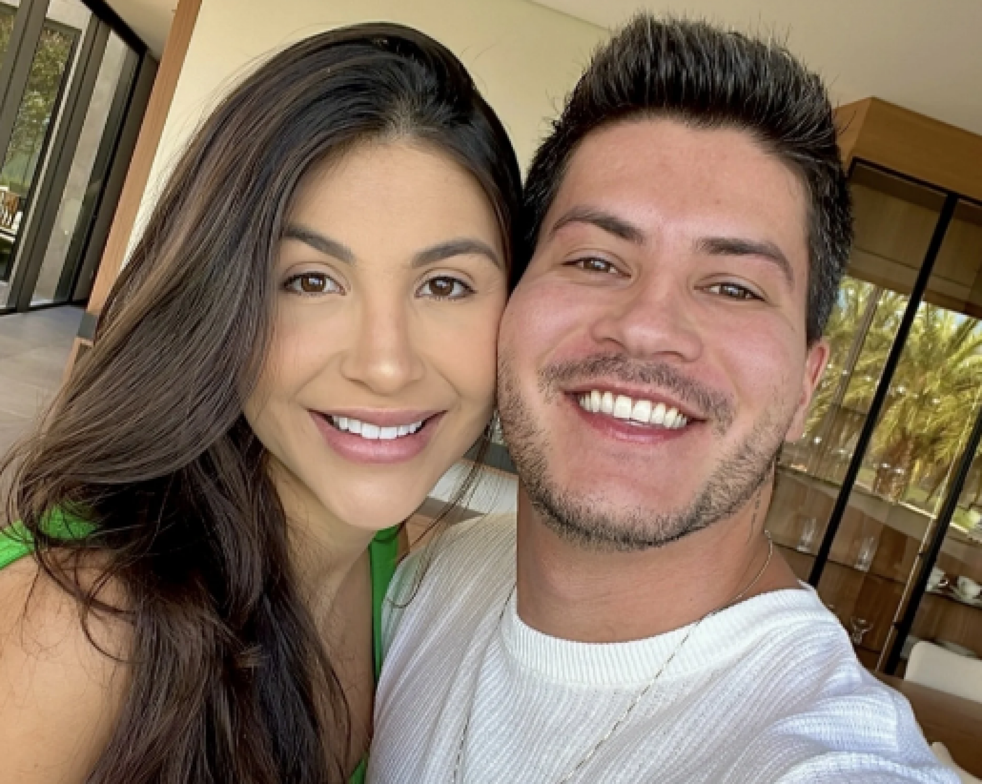 Arthur Aguiar testa leite materno para curar infecção nos olhos e diverte seguidores
 - Foto: Reprodução