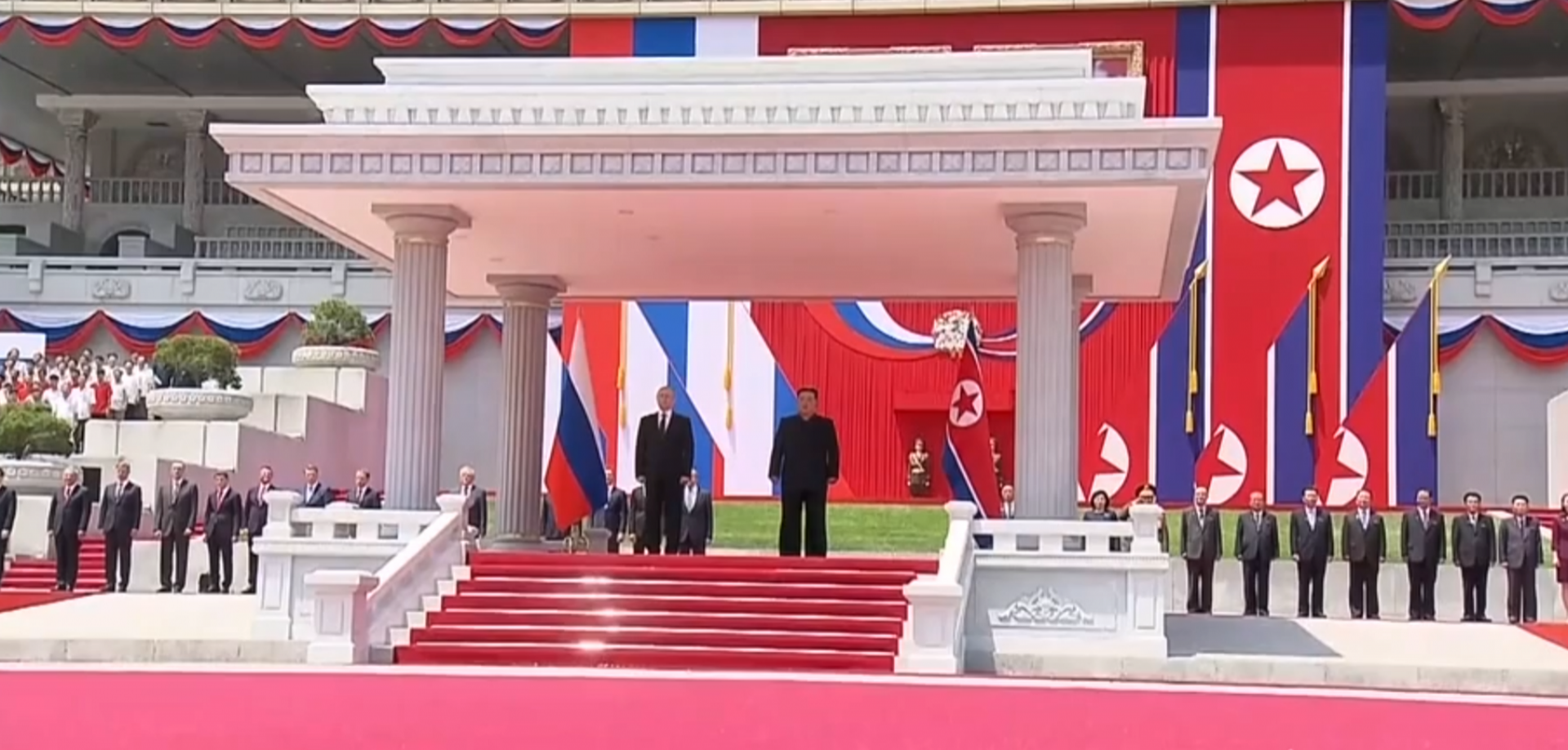 Putin e Kim Jong-un na Pra&ccedil;a Kim Il-Sung - Reprodu&ccedil;&atilde;o / V&iacute;deo