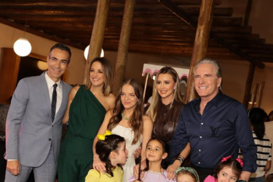 Roberto Justus publica foto em festa de Manu, filha da ex-mulher: 'Juntos e misturados' 