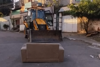 PM retira uma tonelada de barricadas do tráfico no Az de Ouro em Nilópolis
