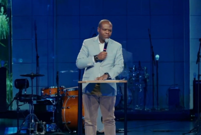 Ministro Silvio Almeida é aplaudido de pé ao criticar PL do Aborto em culto evangélico