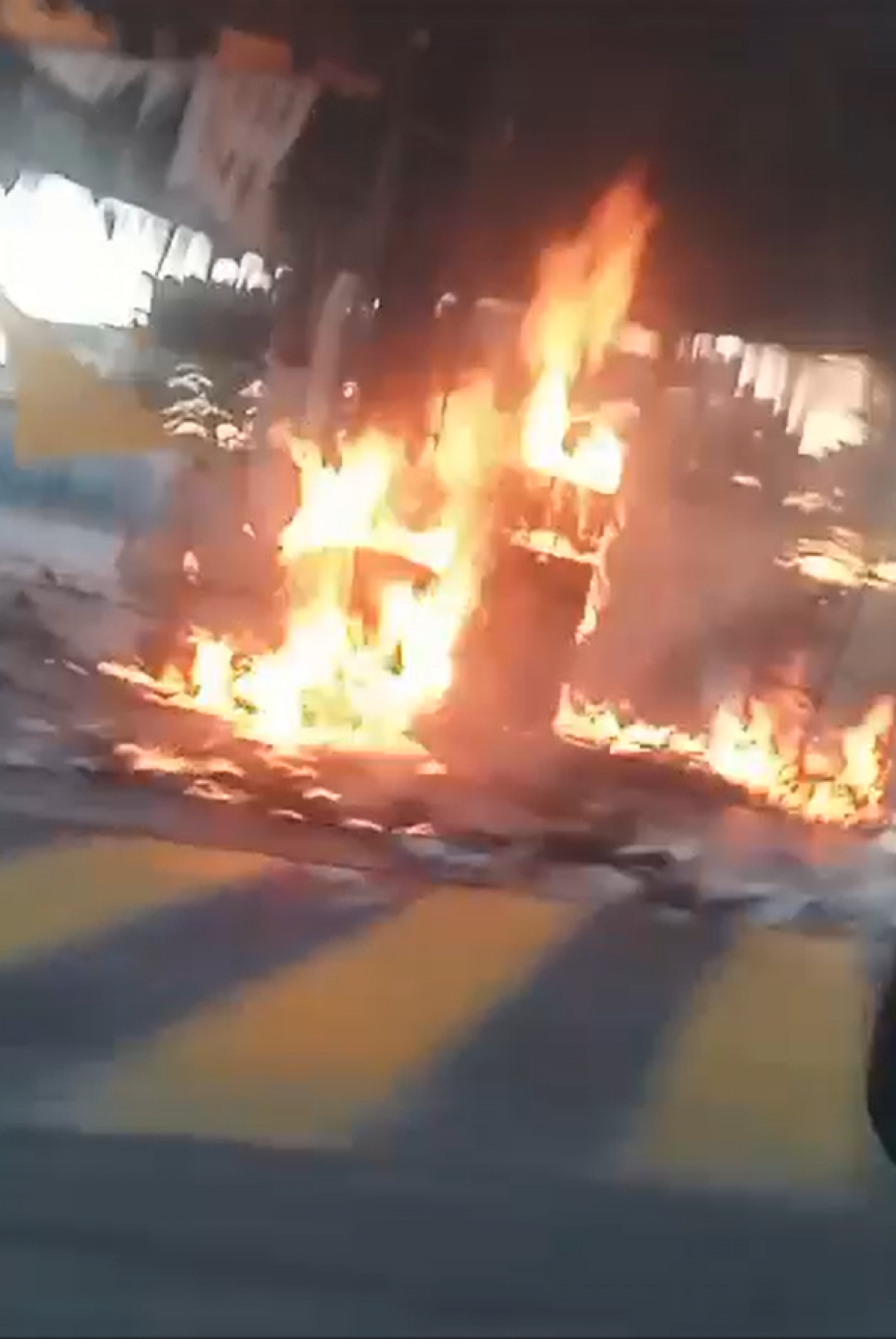 Fogo se espalhou por uma das estações de abastecimento do posto - Reprodução / Redes Sociais