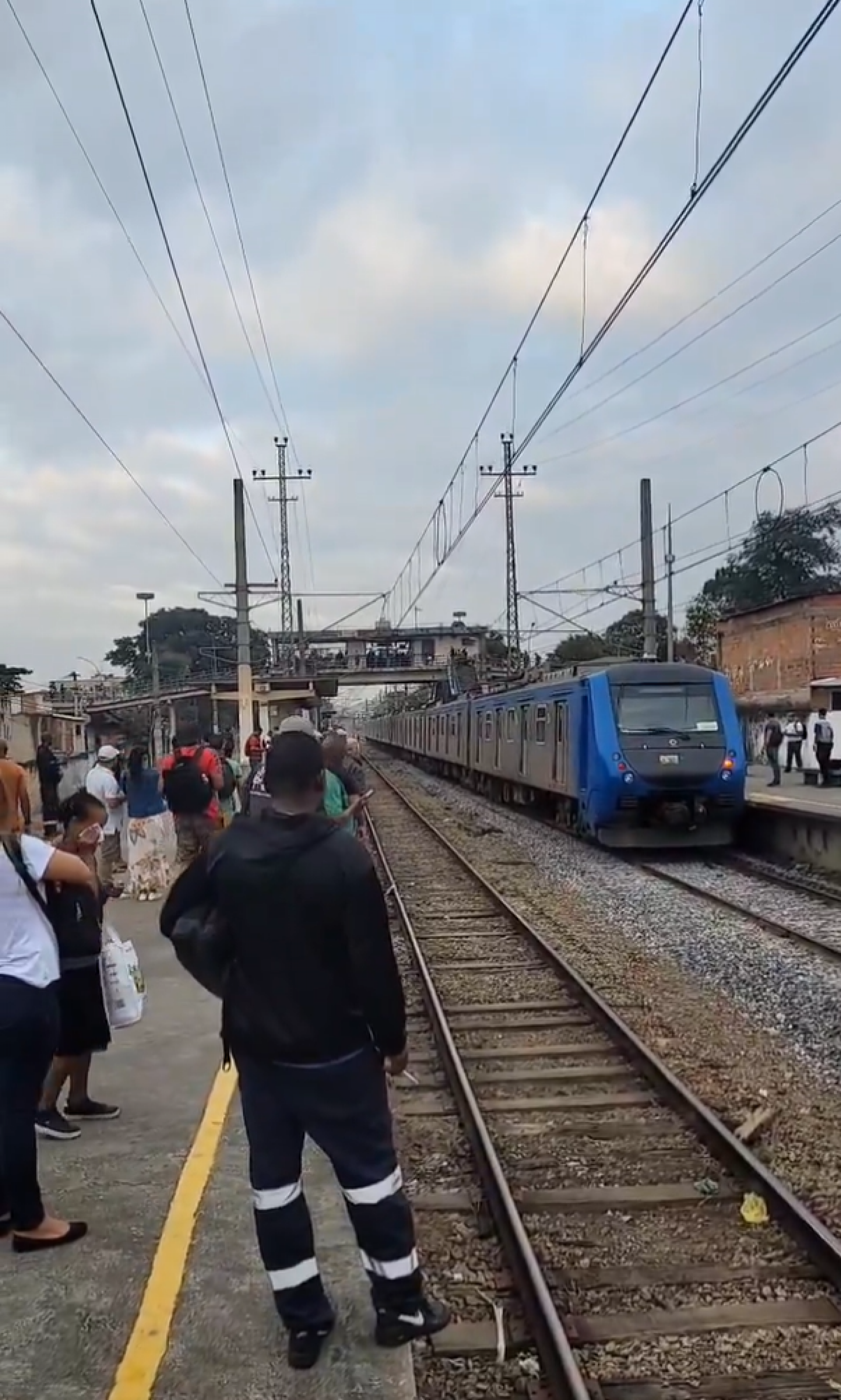 Trens de ramal Santa Cruz com destino à Central operam apenas como paradores - Reprodução / Redes Sociais